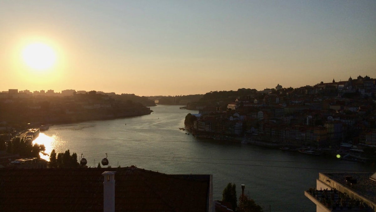 Ein fantastischer Sonnenuntergang in Porto auf einer Camping - Reise durch Portugal