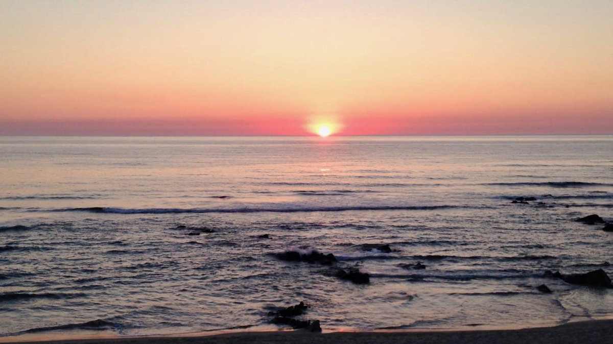 Ein traumhafter Sonnenuntergang an der Kueste von Portugal