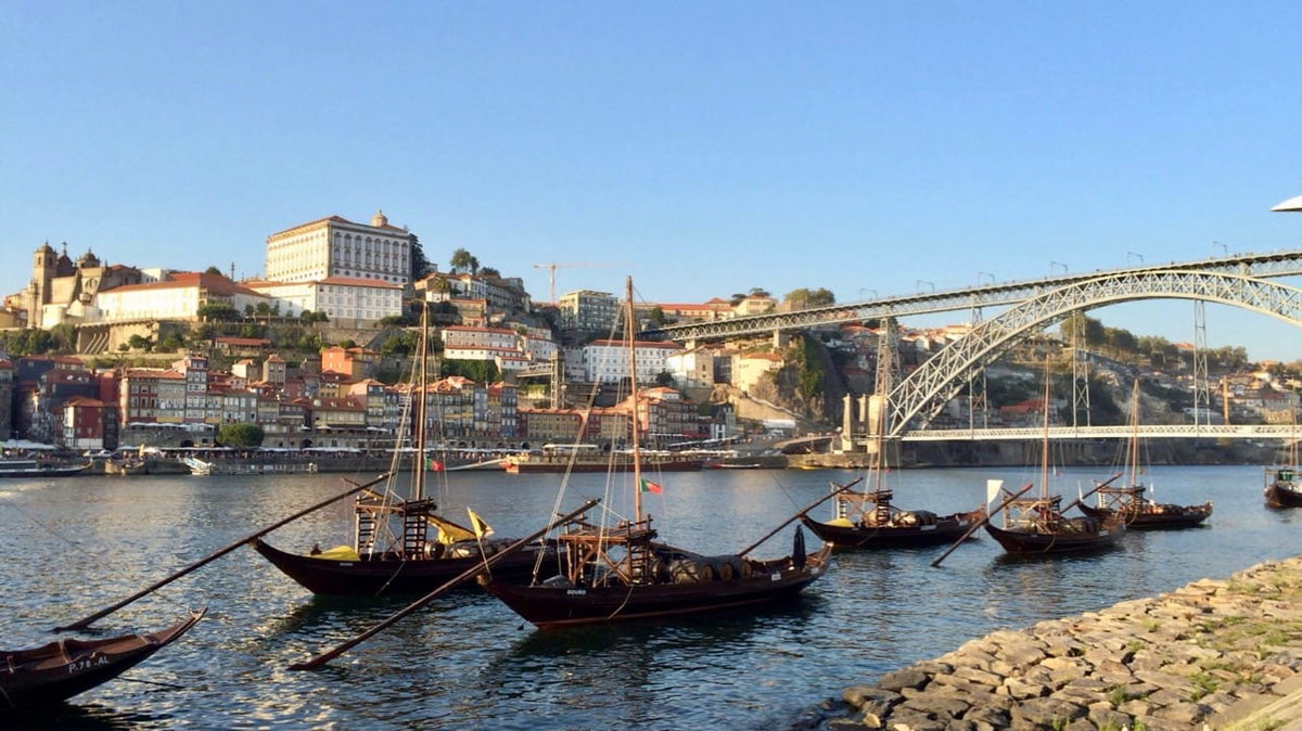 Ein toller Ausblick auf den Fluss und die Stadt in Porto bei einem Urlaub mit Wildcamping in Portugal