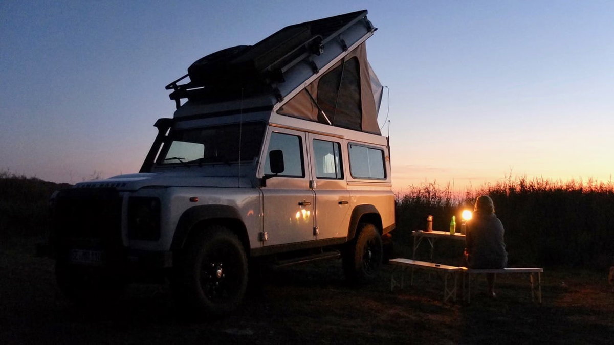 Camper beim Wildcamping in Portugal am Abend bei Sonnenuntergang