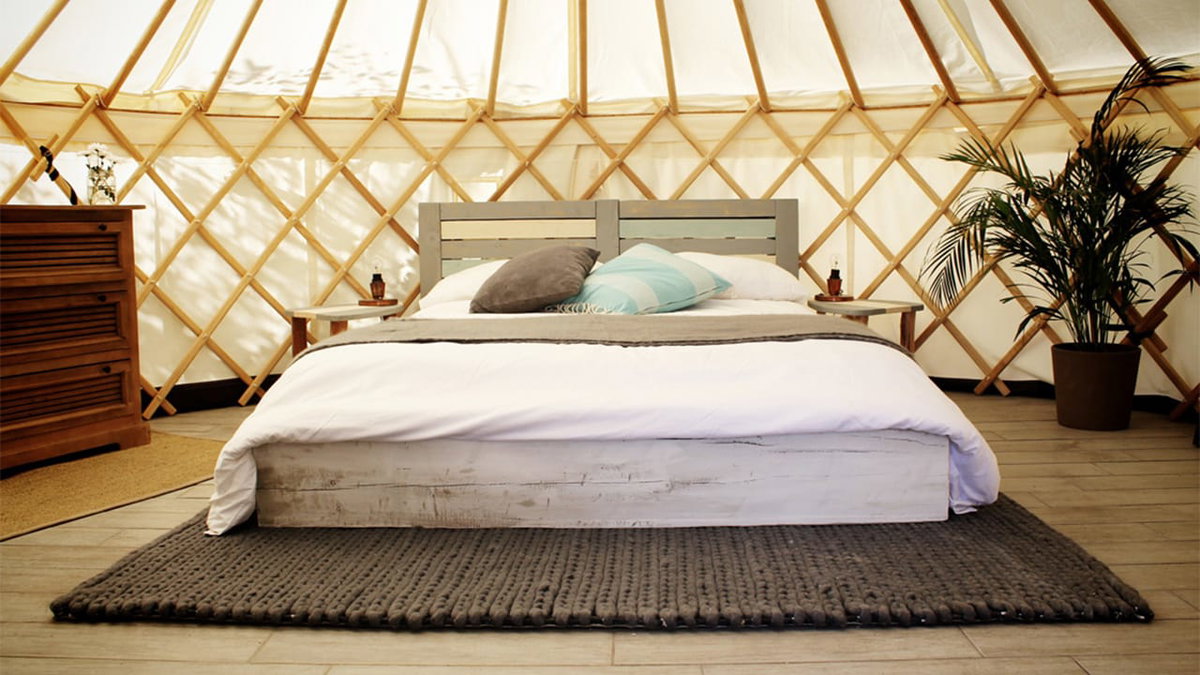 Ein bequemes Bett beim Glamping in Italien