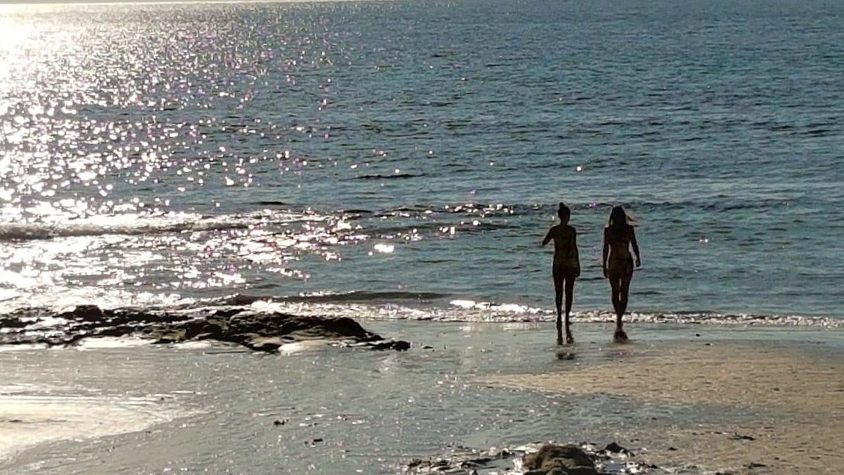 Zwei Frauen am Meer an einem FKK Strand in Frankreich