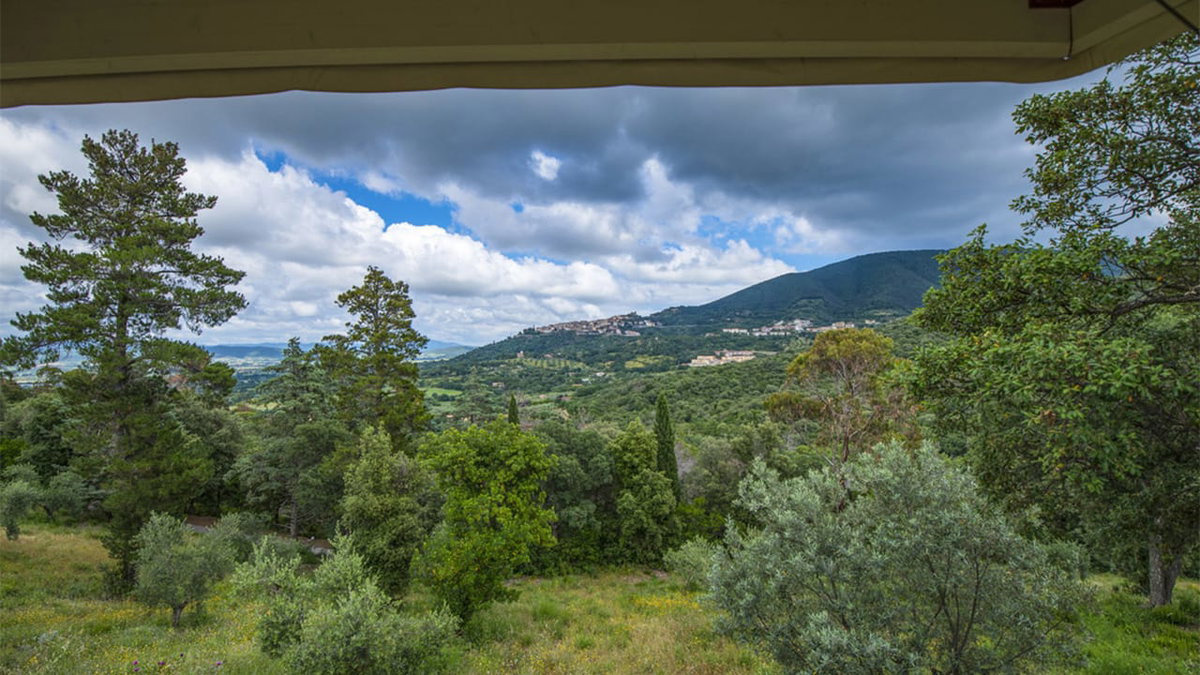 Aussicht von der Vedetta Lodge beim Glamping in Italien