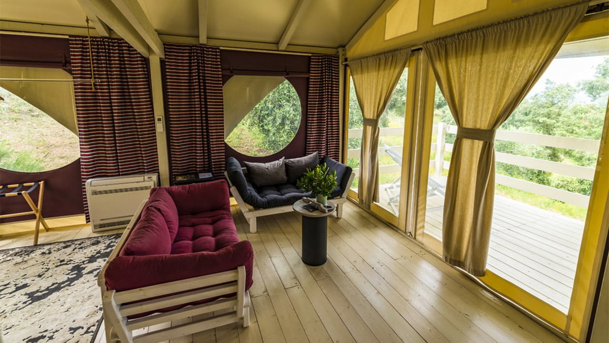 Luxurioese Einrichtung beim Glamping in Italien in den Vedetta Lodges