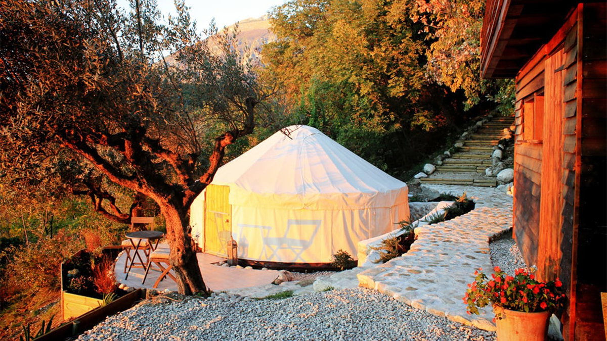 Ein Zelt auf dem Glamping Platz in Italien bei Sonnenuntergang