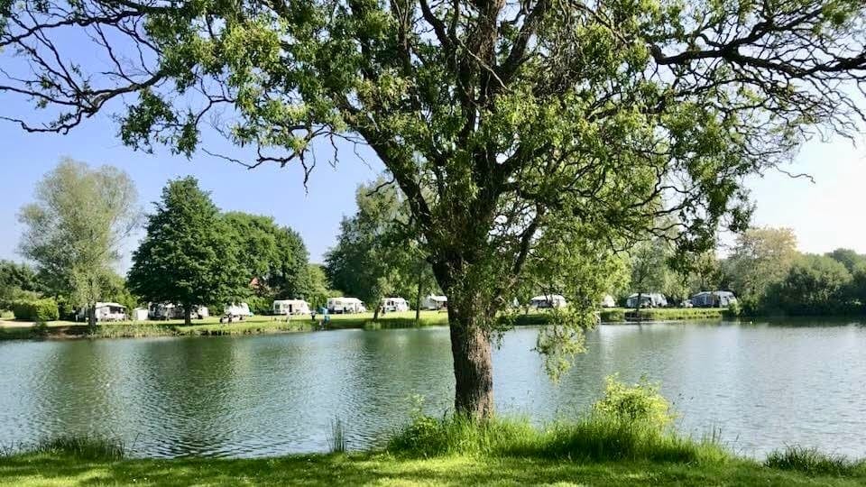 Camping mit Blick auf einen See dank dem SVR Niederlande