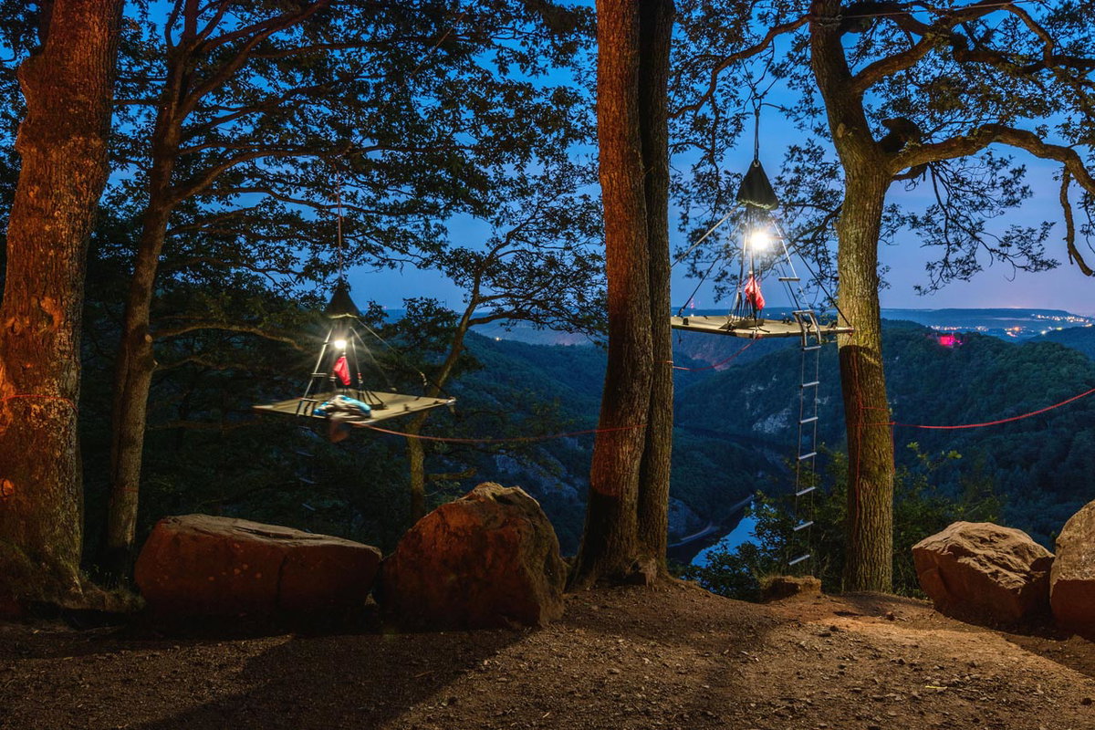 Nachts zelten im Baum