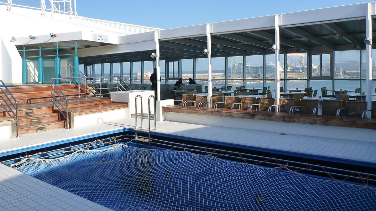 Ein Pool an Bord einer Faehre