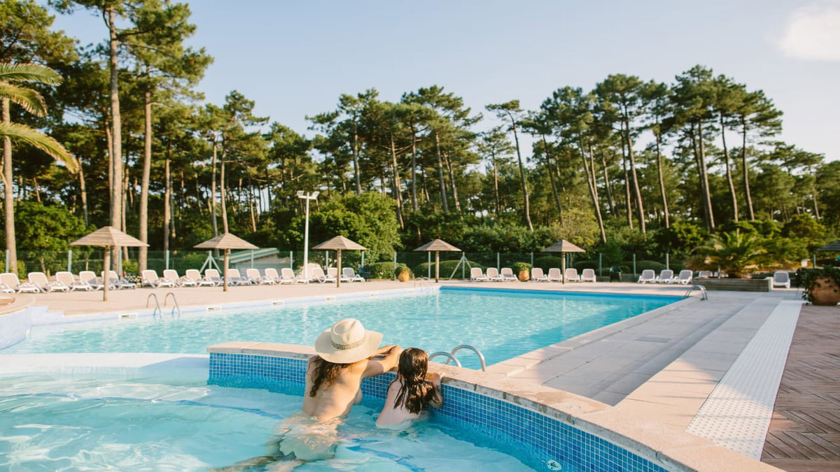 Zwei Frauen in einem Pool beim FKK Camping in Frankreich