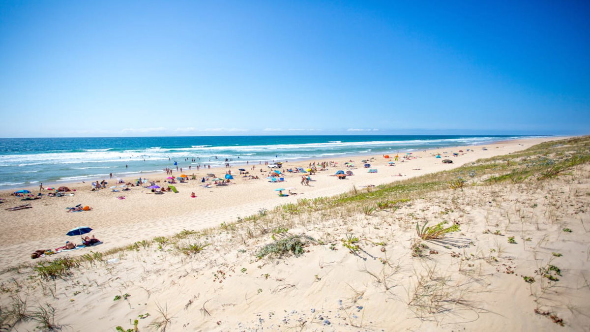Blick über einen FKK Strand in Frankreich