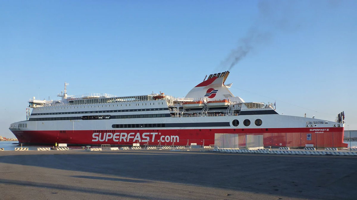 Eine Superfast Faehre im Hafen