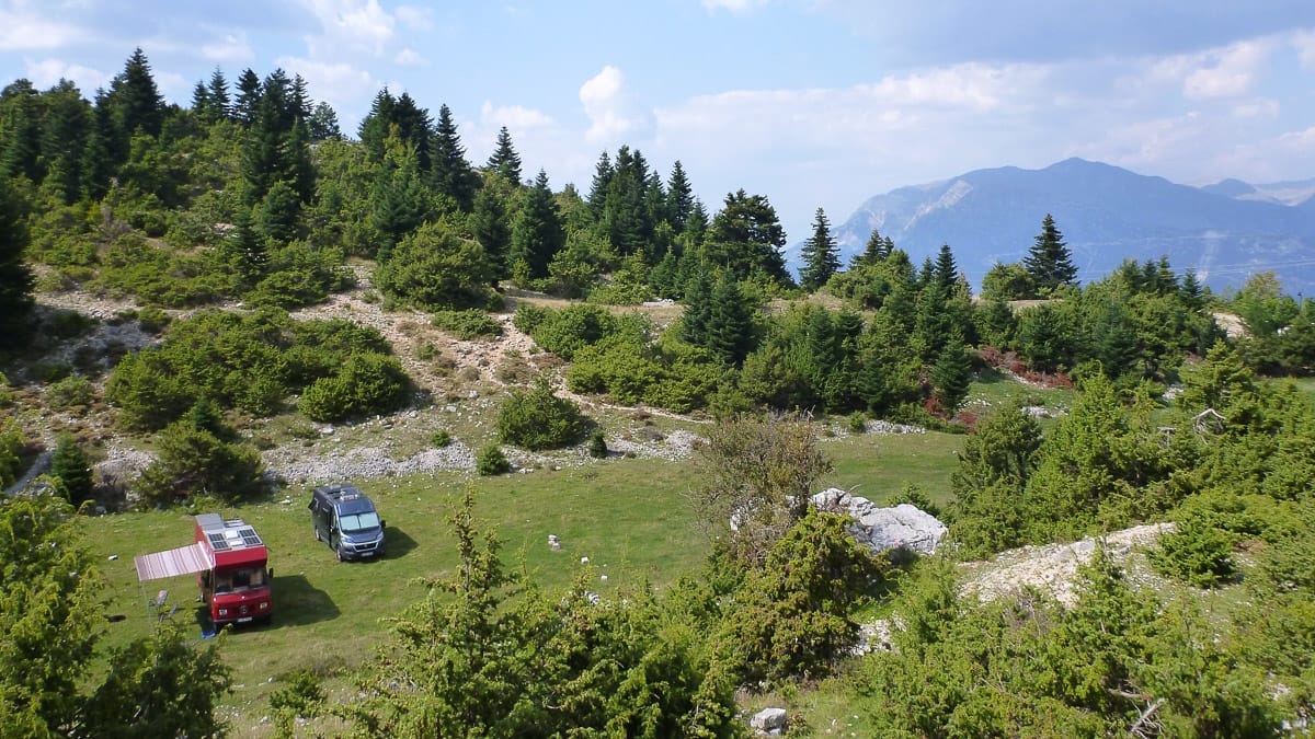 Es muss nicht immer Wildacmping in Griechenland sein. Ein schoener Stellplatz im Tzoumerka Gebirge