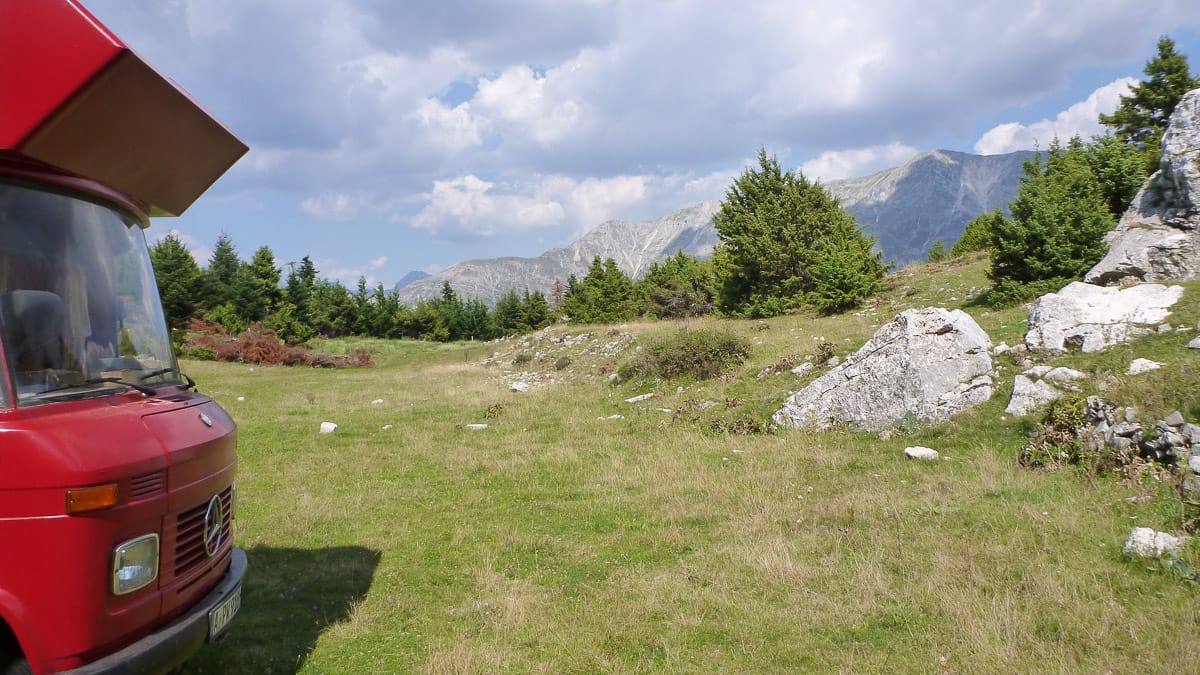 Wildcamping in Griechenland mit Blick auf die Berge