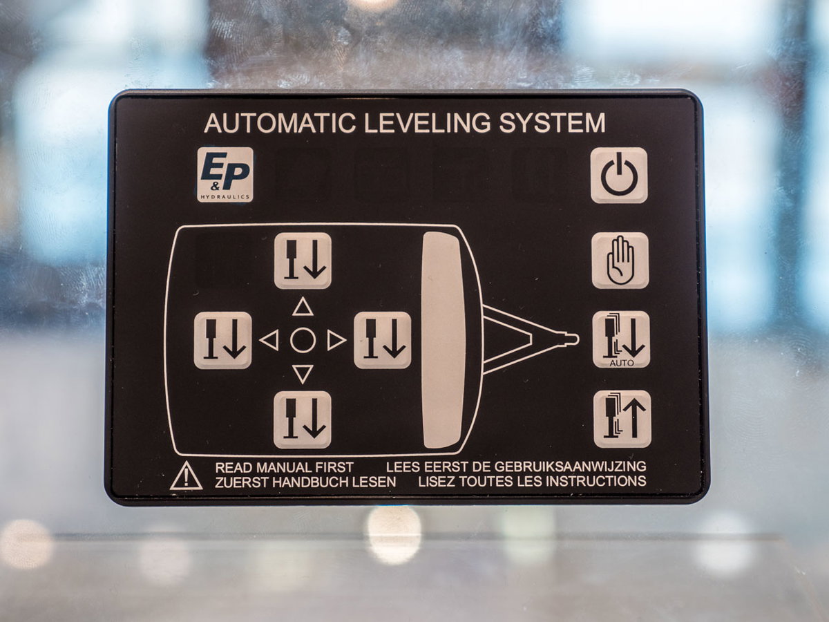 Automatische Stützen für Caravans mit Bedienpanel