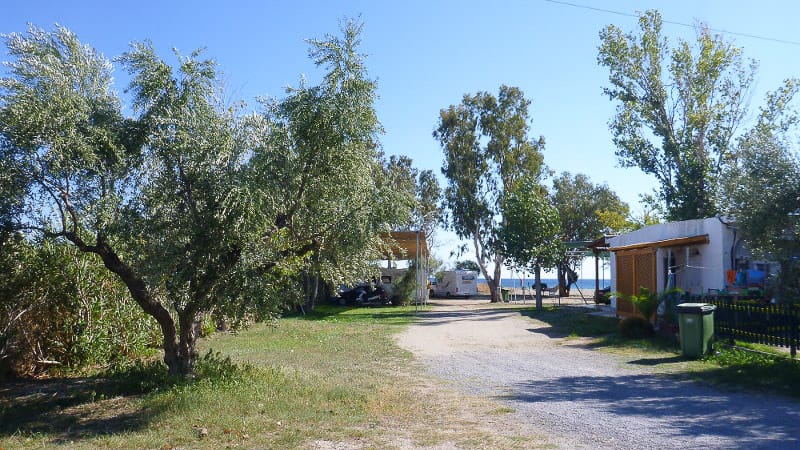 Ein grosser Campingplatz in Griechenland am Meer