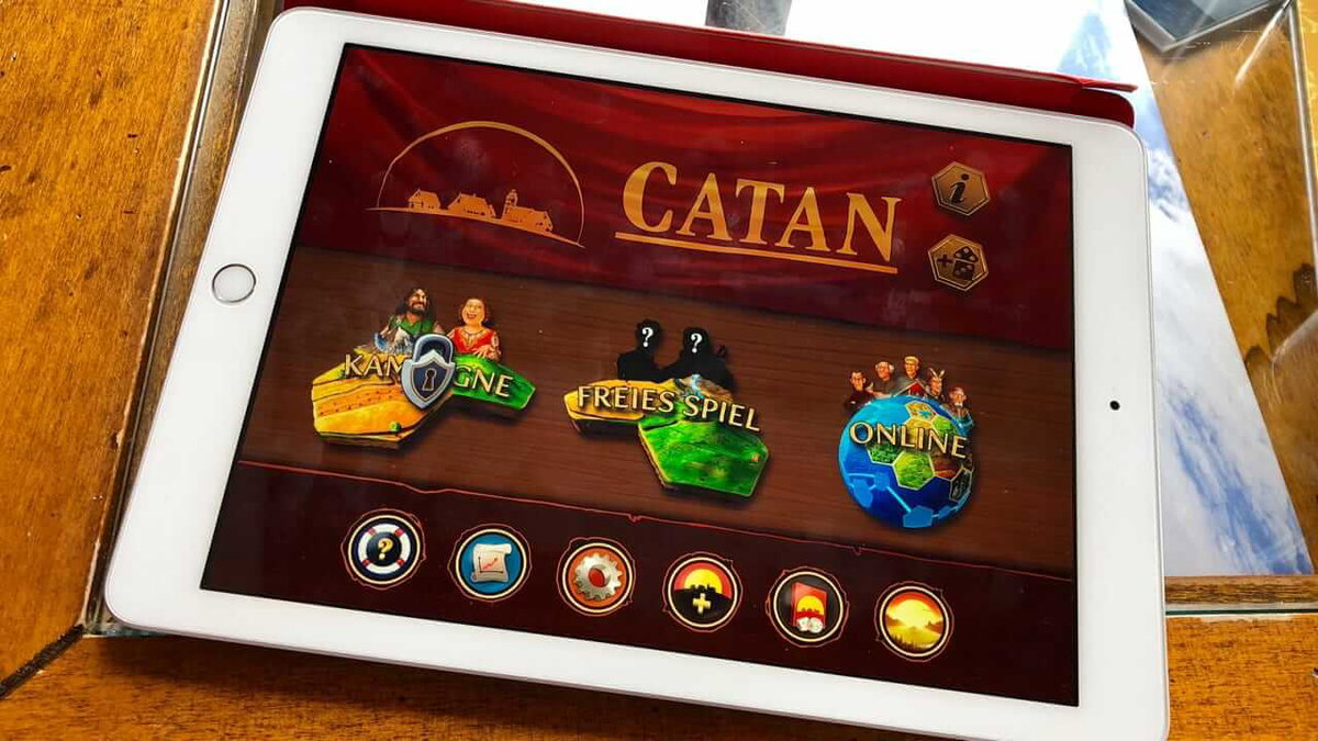 Catan auf dem Display eines Tablets ist ein Spiel fuer unterwegs