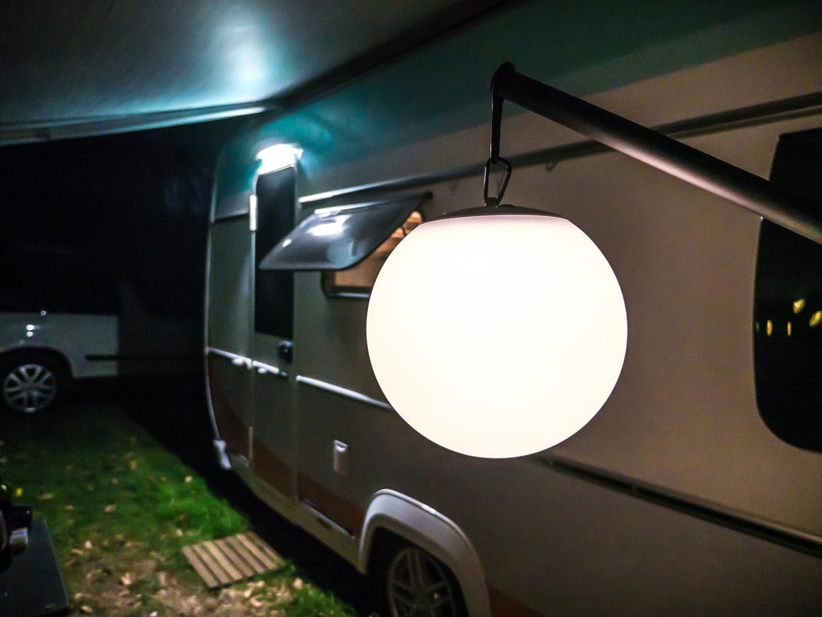 Die multifunktionale Outdoor-Lampe Companion bei Dunkelheit