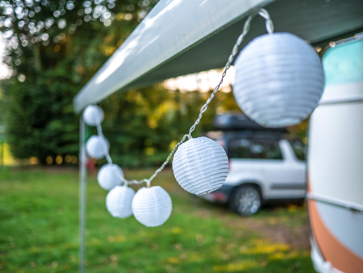 Eine Outdoorlichterkette an der Markise eines Campers