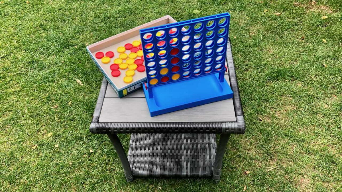 Vier gewinnt ist das perfekte Spiel fuer unterwegs mit kleinem Packmass