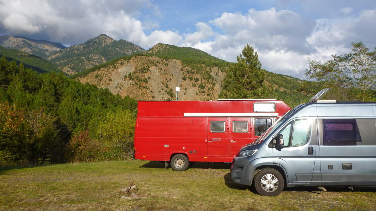 Zwei Camper beim Wildcamping in Griechenland