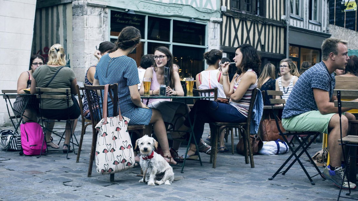 Ein Cafe auf der Strasse von Rouen in der Normandie - Foto Atout France/Nathalie Baetens