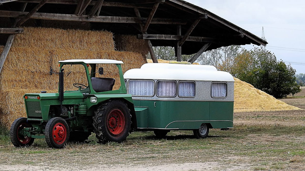 Ein Traktor als Zugfahrzeug fuer Wohnwagen