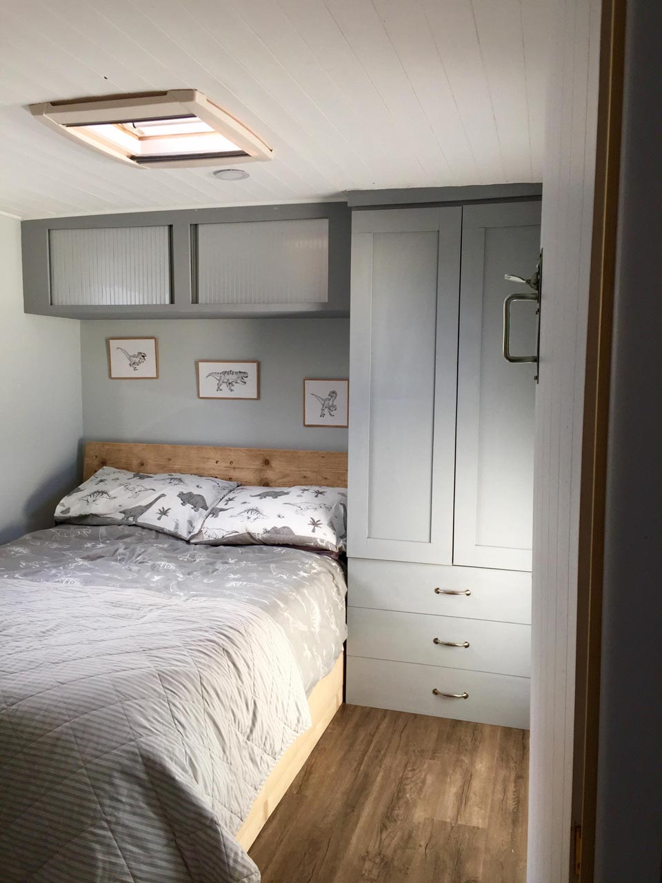 Schlafzimmer mit großem Kleiderschrank