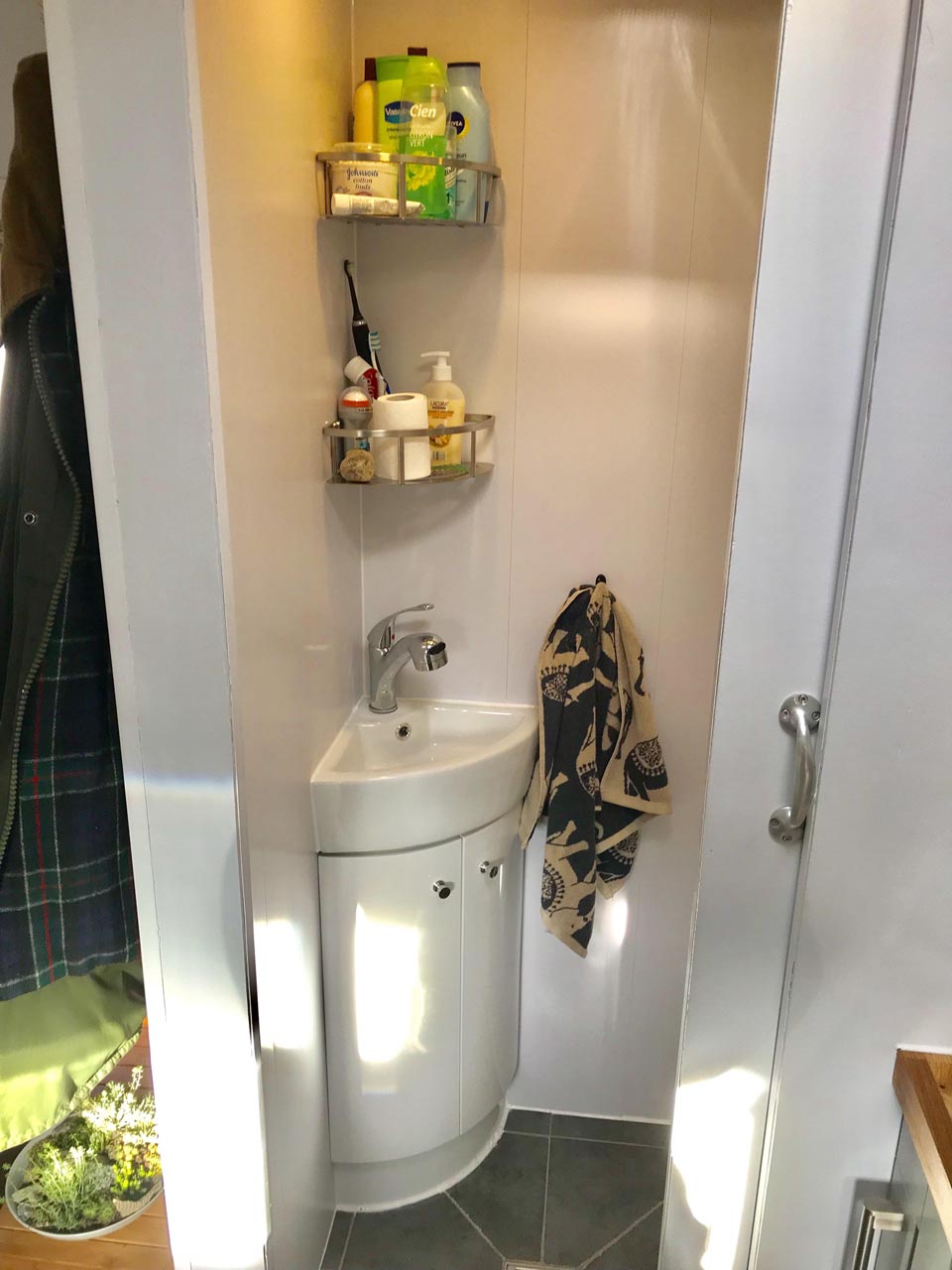 Das Badezimmer im umgebauten Lastwagen