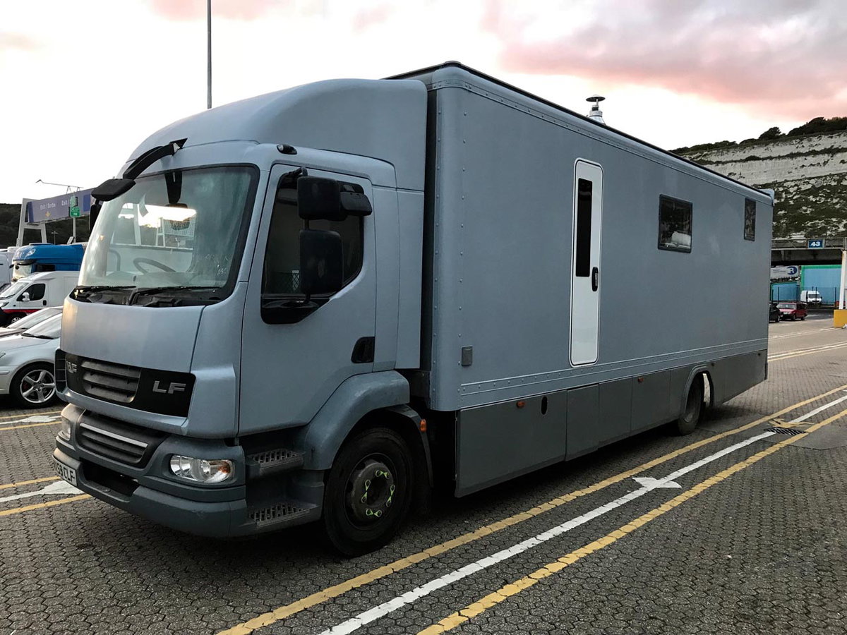 Der Truck von Iona und Martin von außen