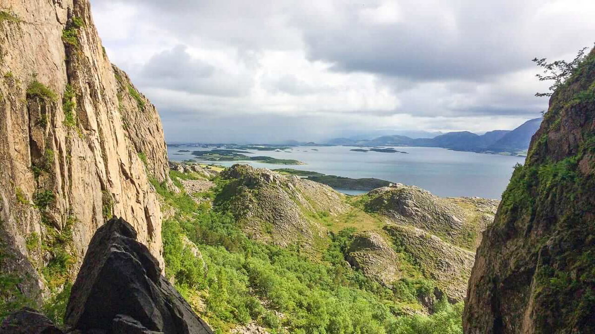 Die Aussicht auf die Schaeren vom Torghatten in Norwegen