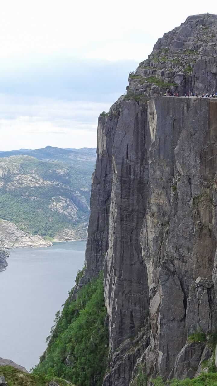 Blick auf den Preikestolen beim Wandern in Norwegen