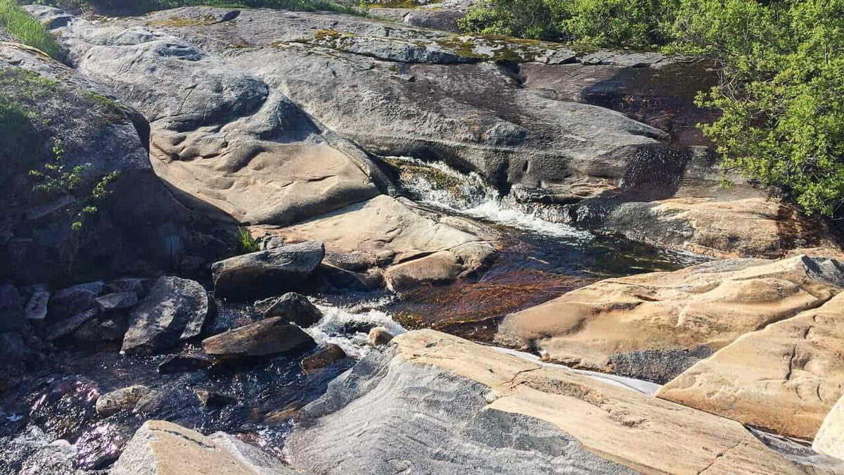 Kleine Wasserfaelle auf der Wanderung in Norwegen zum Tortenkota