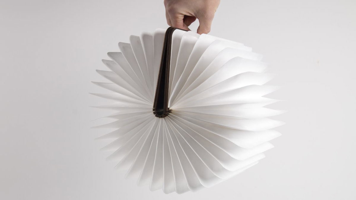 Eine Buchlampe ist eine originelle Geschenkidee fuer Camper