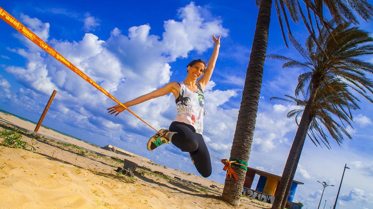 Eine Frau auf einer Slackline ein tolles Geschenk fuer Camper