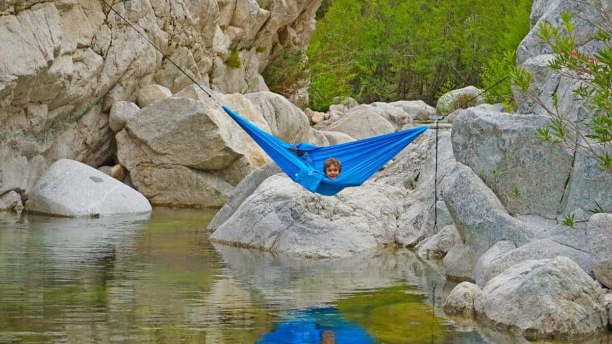 Eine Haengematte fuer den Urlaub ist ein tolles Geschenk fuer Camper