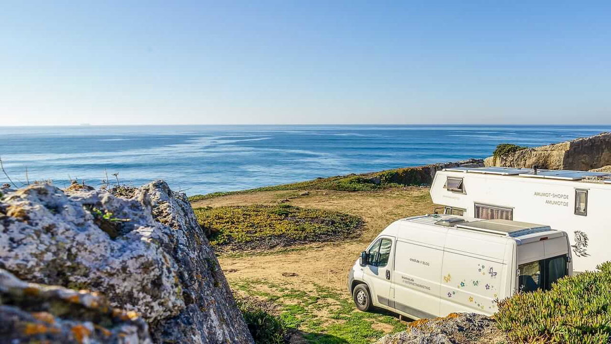 Mit zwei Wohnmobilen am Meer auf einem Roadtrip durch Portugal