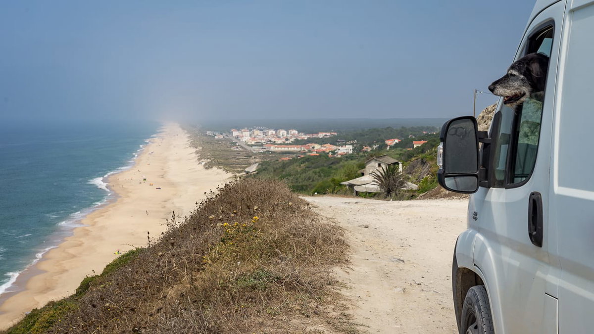 Mit Hund im Camper auf einem Roadtrip durch Portugal