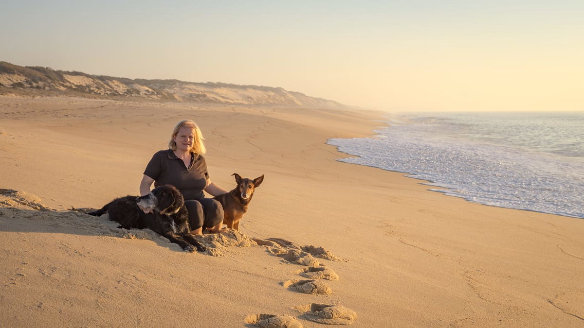 Tanja mit ihren Hunden auf einem Roadtrip durch Portugal