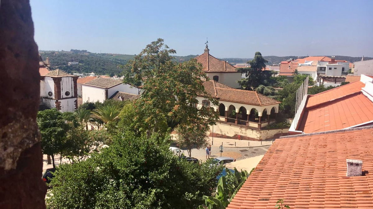 Blick auf historische Bauten im Camping Reiseziel Algarve