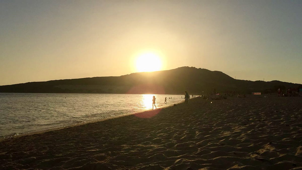 Sonnenuntergang an einem Strand in Andalusien