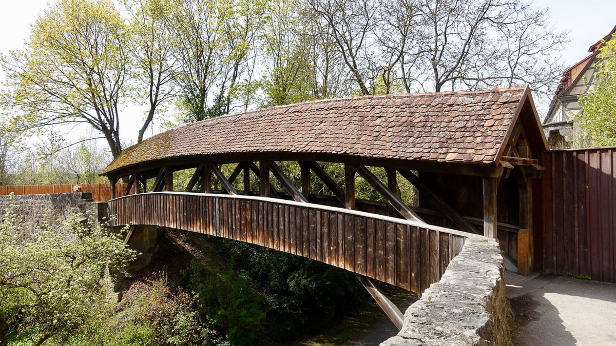 Blick auf eine Holzbruecke in Deutschland