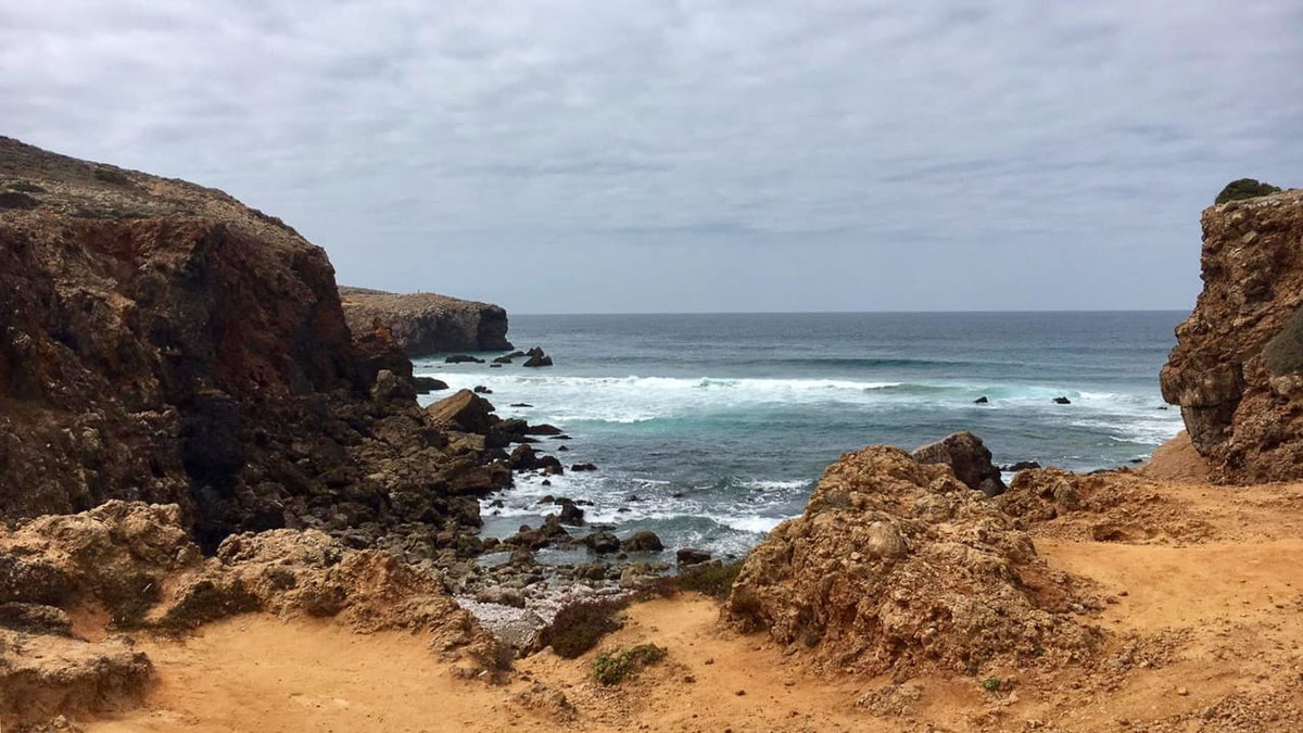 Blick auf eine kleine Bucht an der Algarve