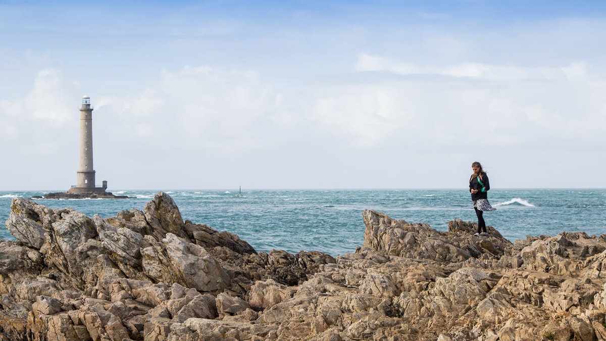 Blick auf einen Leuchtturm am Meer in Frankreich