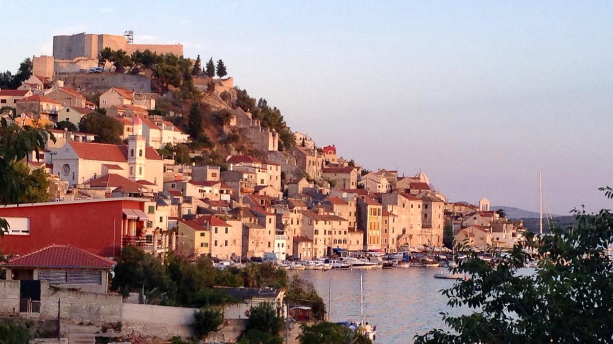 Blick auf eine Stadt in Kroatien bei einer Reise mit dem Camper