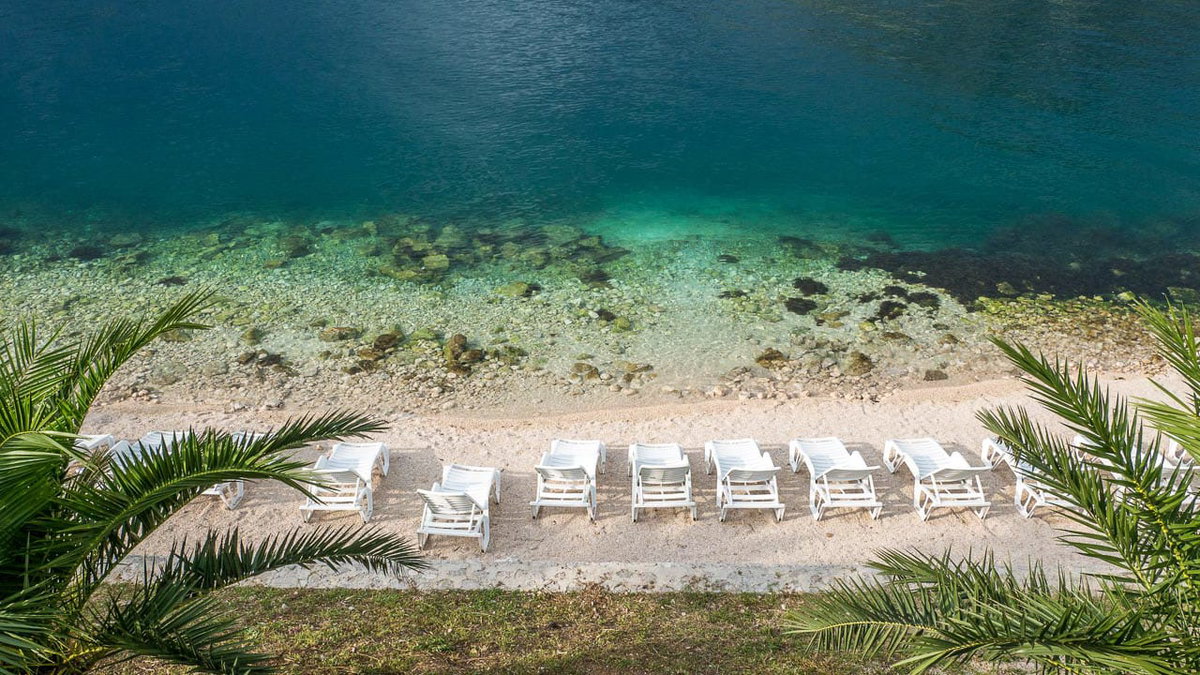 Strandliegen am Meer von Montenegro ist ein tolles Reiseziel fuer Camper