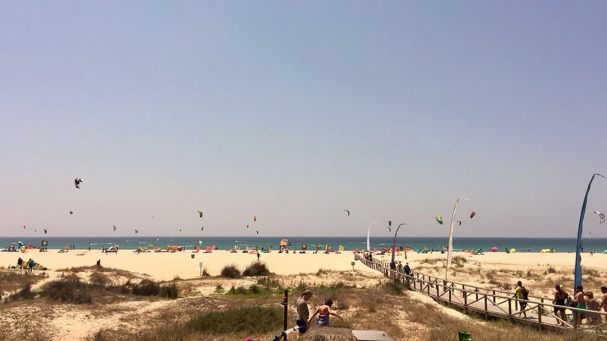 Blick auf den Strand und die Surfer in Andalusien