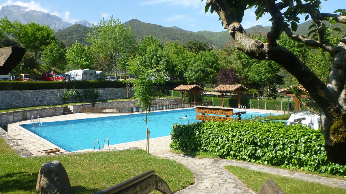 Ein Pool fuer Gaeste beim Camping in Spanien