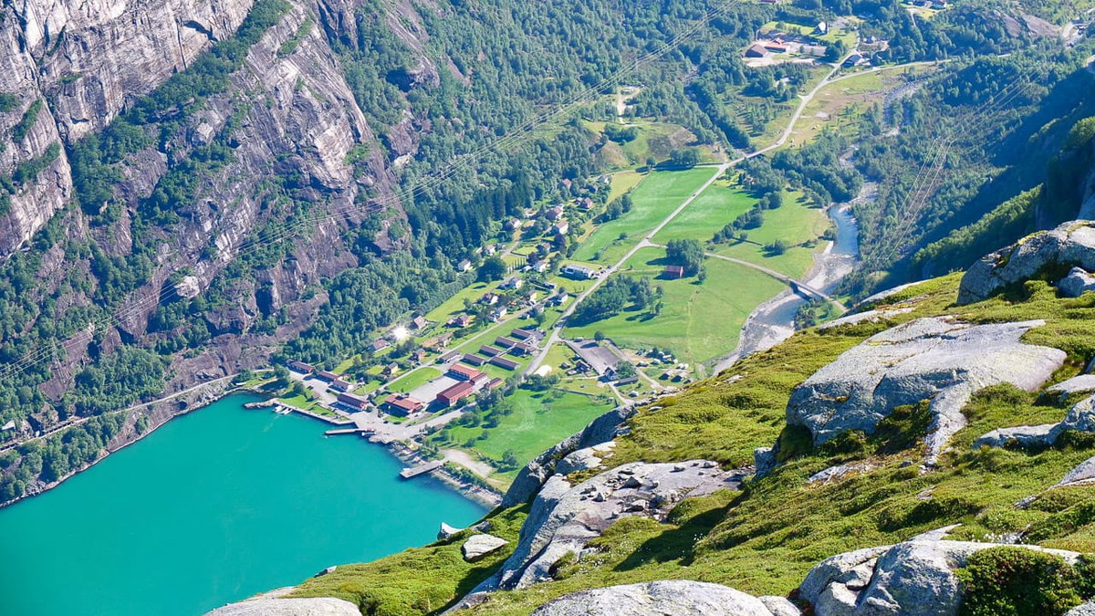 Ein kleiner Ort an einem Fjord in Norwegen