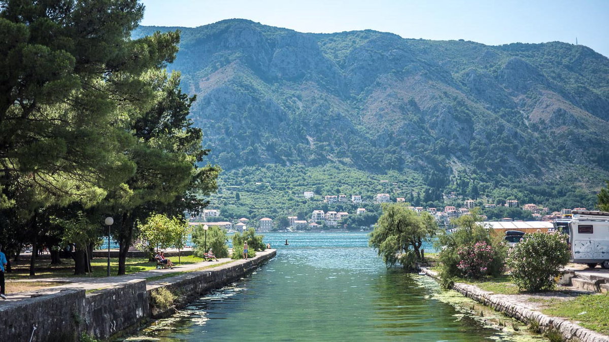 Blick auf einen Campingplatz an einem See in Montenegro