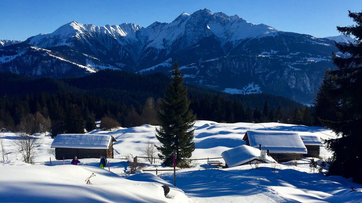 Blick auf die verschneite Landschaft in der Schweiz